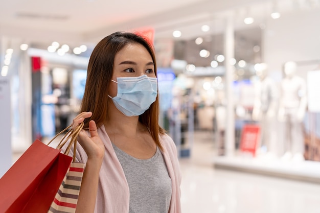 Giovane donna che indossa maschera chirurgica