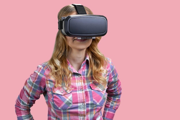 Giovane donna che indossa occhiali per realtà virtuale su sfondo colorato concetto di tecnologia futura