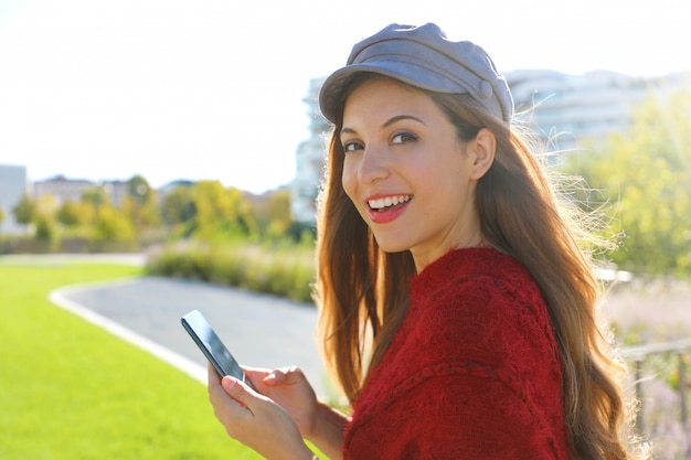 Giovane donna che indossa un cappello alla moda