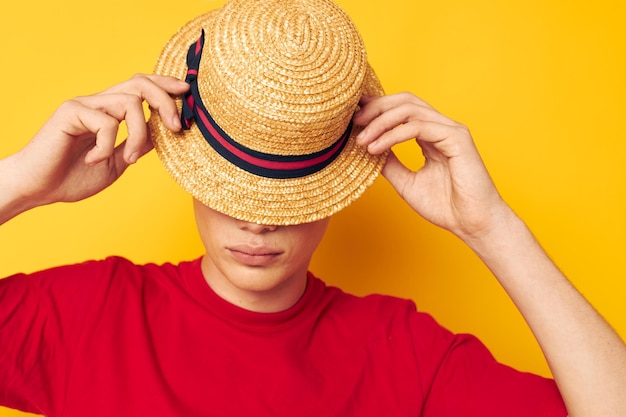 Giovane donna che indossa un cappello su uno sfondo giallo