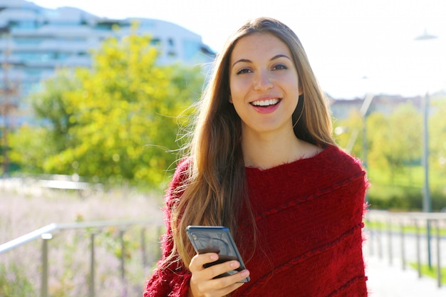 Giovane donna che indossa un maglione rosso