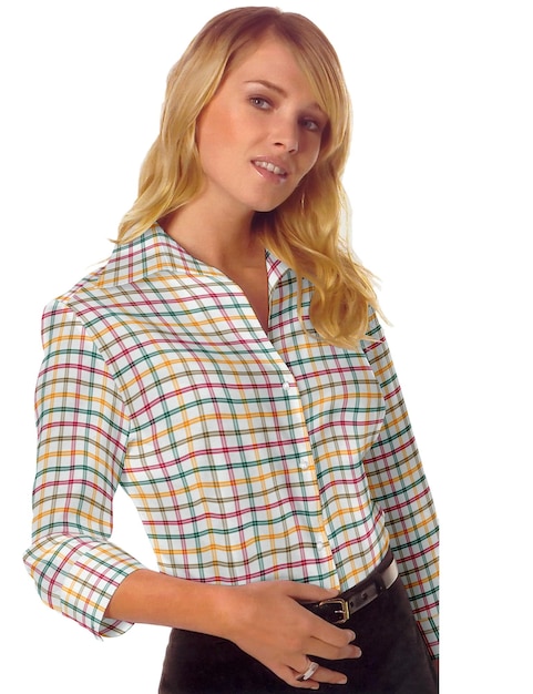Giovane donna che indossa una camicia gingham