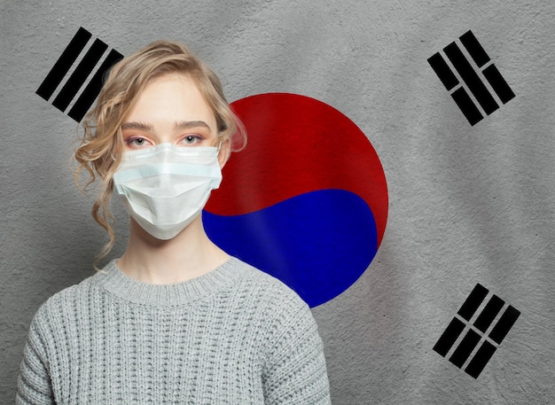 Giovane donna che indossa una maschera con la bandiera coreana Concept di protezione contro l'epidemia di influenza e il virus