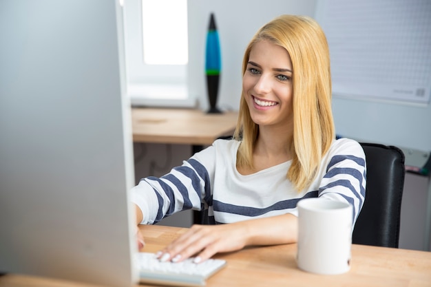 Giovane donna che lavora al computer