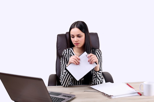 Giovane donna che lavora con il computer