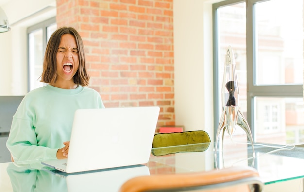 giovane donna che lavora con un computer portatile