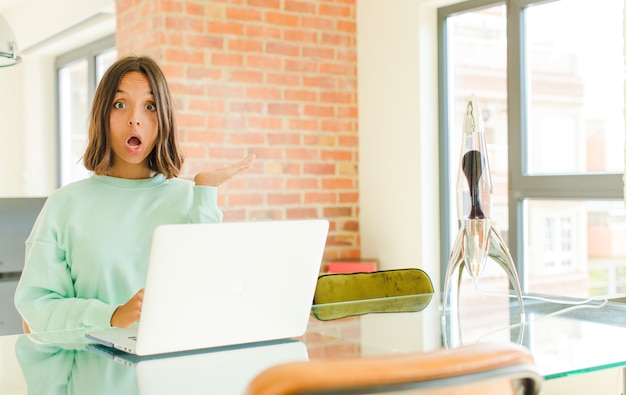 giovane donna che lavora con un computer portatile