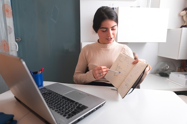 Giovane donna che lavora con un laptop