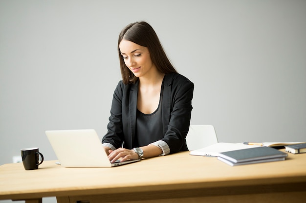 Giovane donna che lavora in ufficio