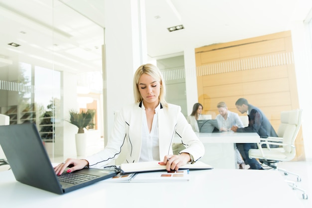 Giovane donna che lavora in ufficio