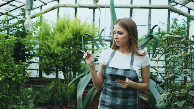 Giovane donna che lavora nel garden center