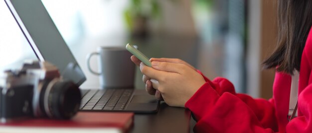 Giovane donna che lavora su un computer portatile a una scrivania