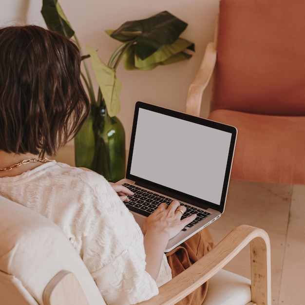 Giovane donna che lavora su un computer portatile con spazio di copia Design interno confortevole dell'area di lavoro per l'home office Lavoro a casa