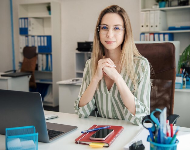 Giovane donna che lavora su un computer