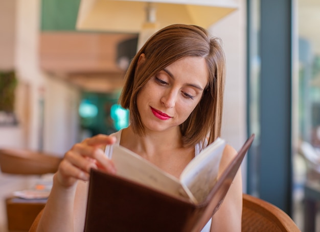 giovane donna che legge in un resort