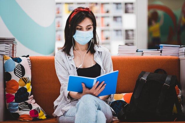 Giovane donna che legge un libro