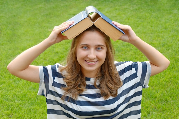 Giovane donna che legge un libro
