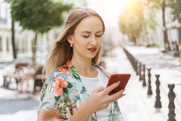 Giovane donna che legge un messaggio sul suo smartphone