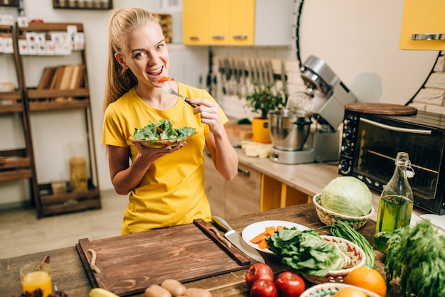 Giovane donna che mangia cibo sano eco