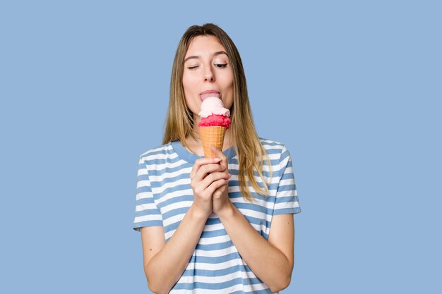 Giovane donna che mangia un gelato isolato