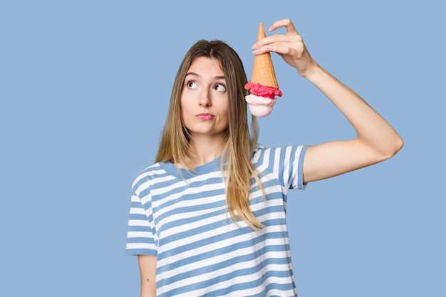 Giovane donna che mangia un gelato isolato