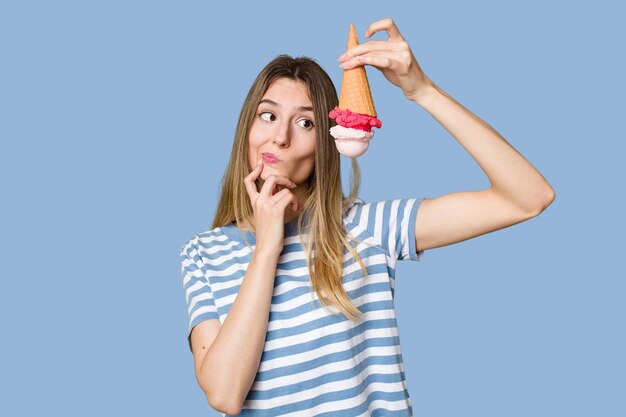 Giovane donna che mangia un gelato isolato