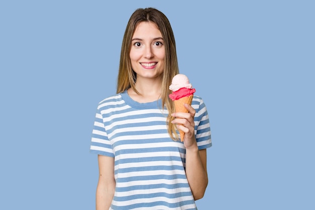 Giovane donna che mangia un gelato isolato