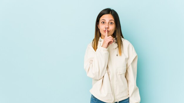 Giovane donna che mantiene un segreto o chiede il silenzio.