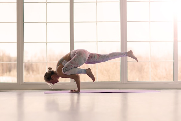 Giovane donna che medita, fa yoga a casa, vista posteriore, anteriore e laterale