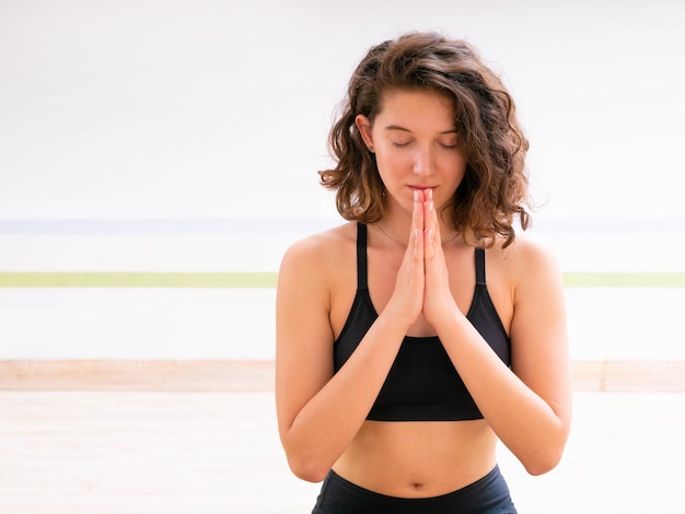 Giovane donna che medita in uno studio di yoga