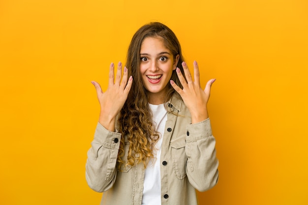 Giovane donna che mostra il numero dieci con le mani