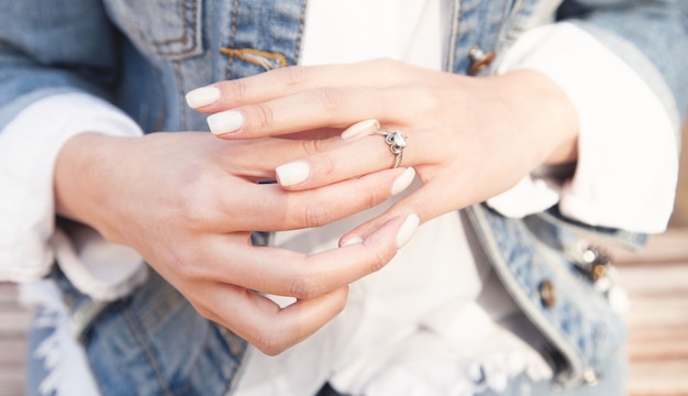 Giovane donna che mostra il suo anello di fidanzamento.