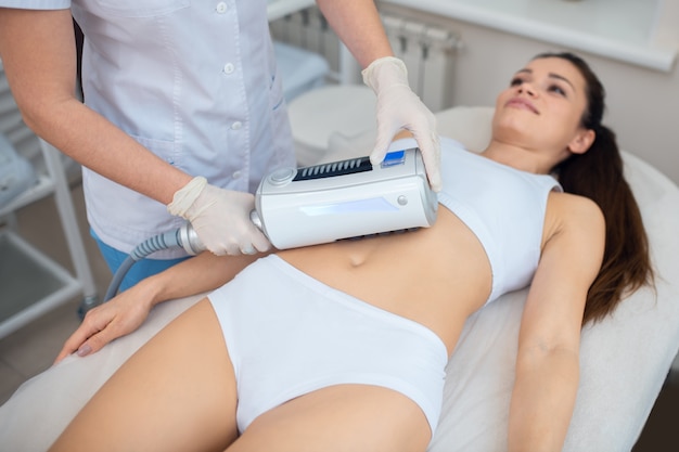 Giovane donna che ottiene una terapia di massaggio ad ultrasuoni