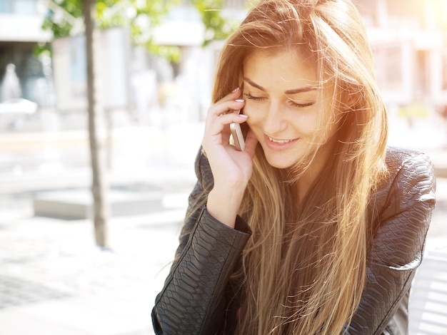 Giovane donna che parla al cellulare