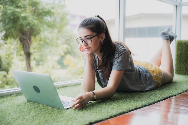 Giovane donna che parla con videoconferenza a casa, tecnologia di comunicazione remota online per chiamare tramite computer portatile sul cyberspazio, stile di vita di una persona femminile felice di lavorare e tenersi lontana isolata