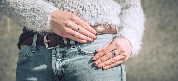 Giovane donna che posa in jeans