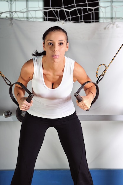 giovane donna che pratica fitness e si allena in palestra