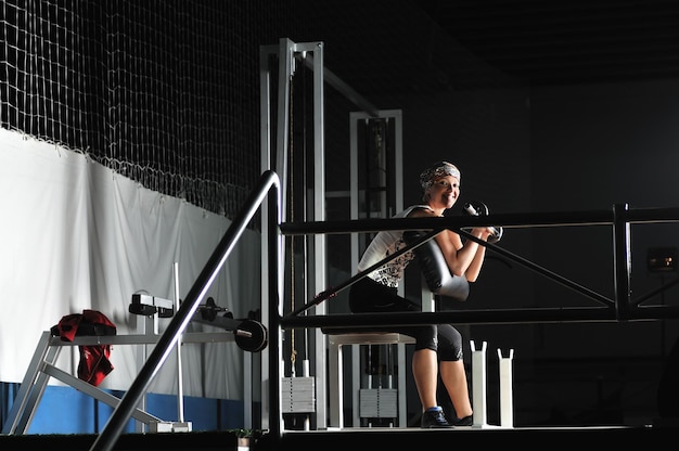 giovane donna che pratica fitness e si allena in palestra