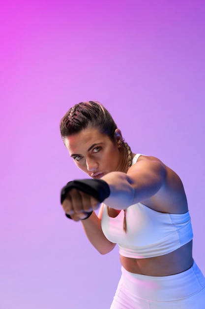 Giovane donna che pratica kickboxing