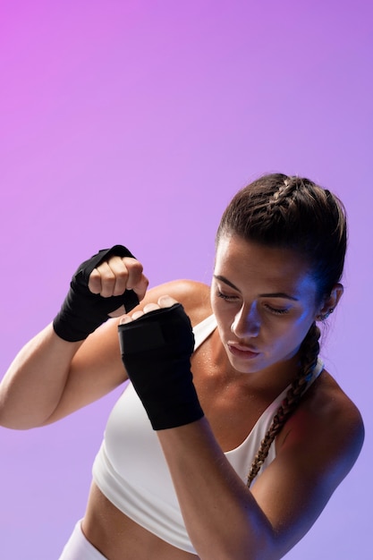 Giovane donna che pratica kickboxing