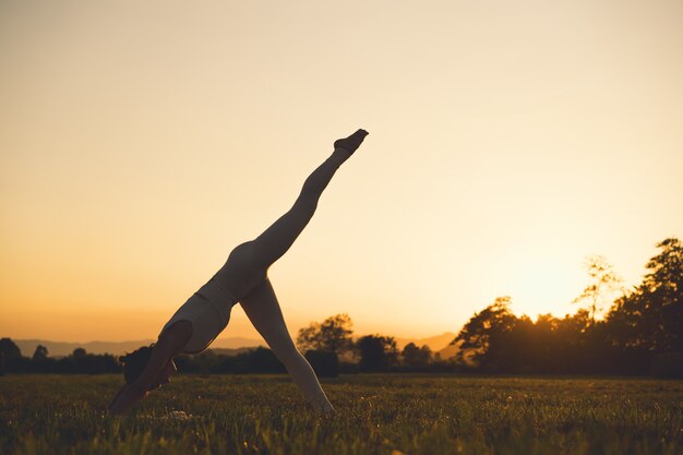 Giovane donna che pratica yoga sulla natura Ragazza che medita all'aperto