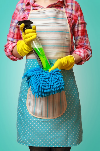 Giovane donna che prepara a pulire la casa