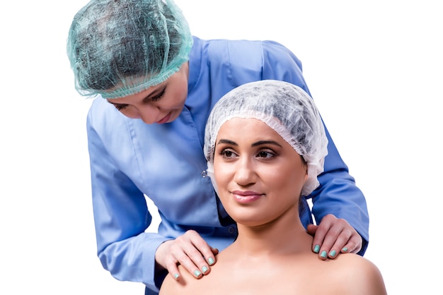 Giovane donna che prepara per la chirurgia plastica isolata su bianco