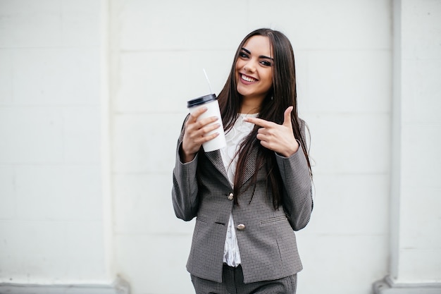 Giovane donna che punta alla tazza