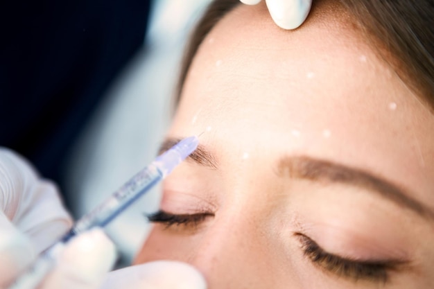 Giovane donna che riceve l'iniezione di botox