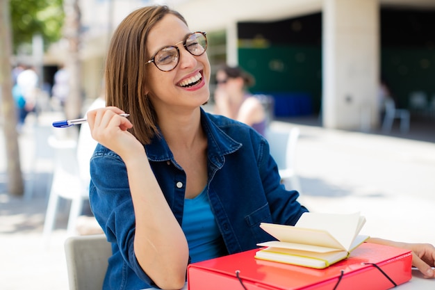 giovane donna che ride all&#39;università