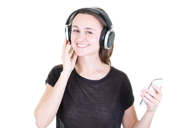 Giovane donna che ride e ascolta musica con auricolari e smartphone