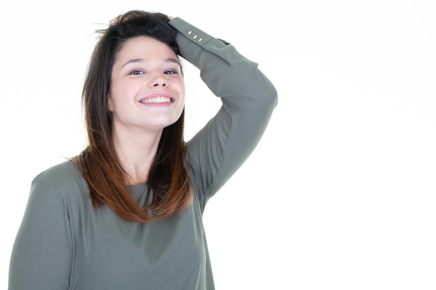 Giovane donna che ride su sfondo bianco