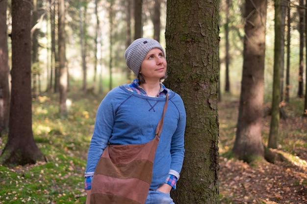 Giovane donna che riposa dopo una passeggiata nella foresta