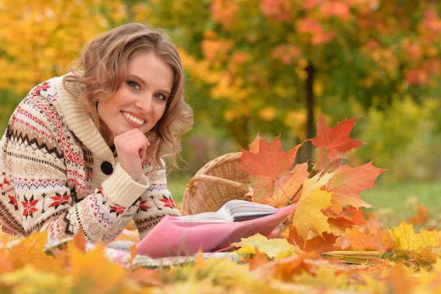 Giovane donna che riposa nel parco